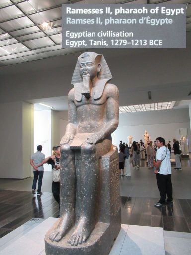 Louvre Abu Dhabi, Abu Dhabi, Vereinigte Arabische Emirate, Sitzstatue Pharao Ramses II