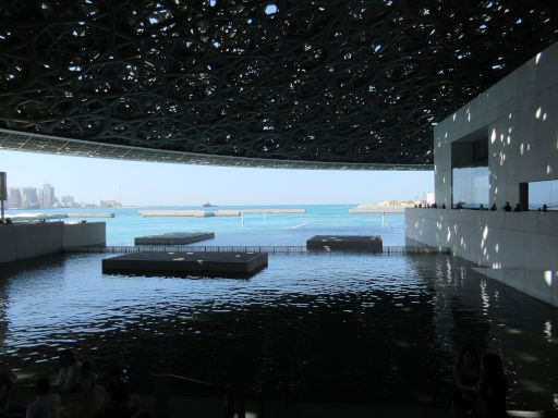 Louvre Abu Dhabi, Abu Dhabi, Vereinigte Arabische Emirate, &uuml;berdachter Au&szlig;enbereich an der K&uuml;ste