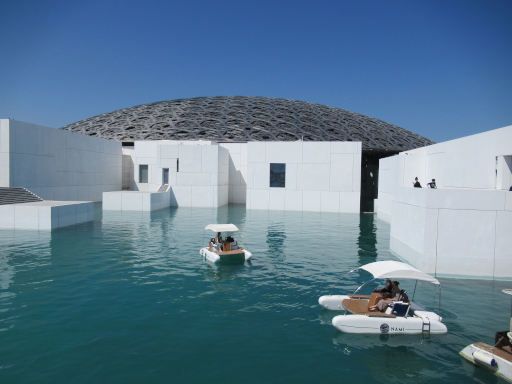 Louvre Abu Dhabi, Abu Dhabi, Vereinigte Arabische Emirate, Elektroboote