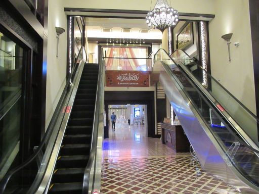 The Souk at Qaryat Al Beri, Abu Dhabi, Vereinigte Arabische Emirate, Rolltreppen in die erste Etage