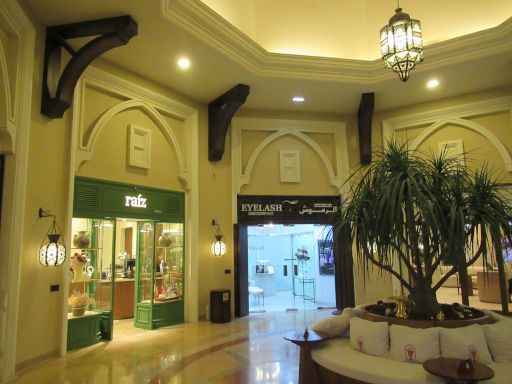 The Souk at Qaryat Al Beri, Abu Dhabi, Vereinigte Arabische Emirate, Caf&eacute; ra&iacute;z mit Sitzgelegenheiten