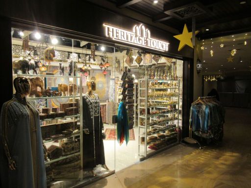 The Souk at Qaryat Al Beri, Abu Dhabi, Vereinigte Arabische Emirate, Ladengesch&auml;ft mit Andenken