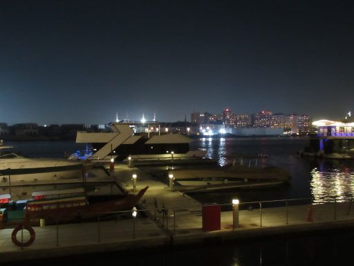 The Souk at Qaryat Al Beri, Abu Dhabi, Vereinigte Arabische Emirate, Bootsanleger am Kanal