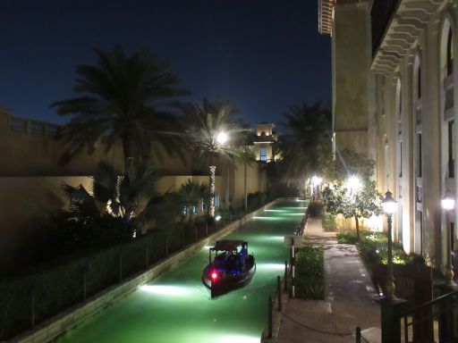 The Souk at Qaryat Al Beri, Abu Dhabi, Vereinigte Arabische Emirate, Elektroboot auf dem k&uuml;nstlichen Kanal