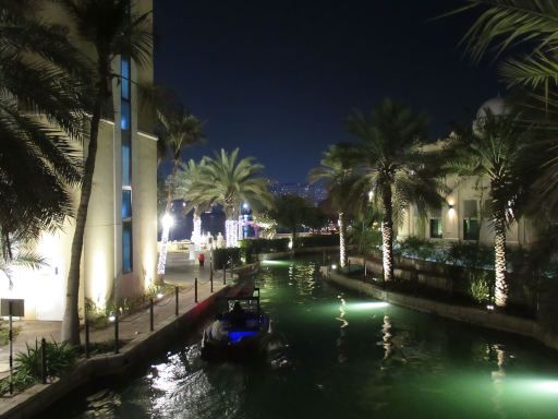 The Souk at Qaryat Al Beri, Abu Dhabi, Vereinigte Arabische Emirate, Elektroboot auf dem k&uuml;nstlichen Kanal