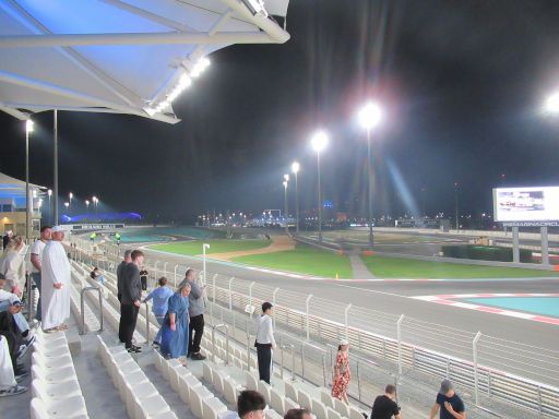 YAS Speed Festival Edition #2 Februar 2026, Abu Dhabi, Vereinigte Arabische Emirate, Trib&uuml;ne mit sehr hell beleuchteter Strecke