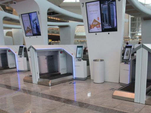 Zayed International Airport, Abu Dhabi, Vereinigte Arabische Emirate, Vollautomatischer Check In mit Kofferaufgabe Etihad Airways