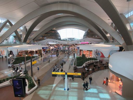 Zayed International Airport, Abu Dhabi, Vereinigte Arabische Emirate, Zentrale Halle hinter der Sicherheitskontrolle