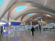 Zayed International Airport, Abu Dhabi, Vereinigte Arabische Emirate, Zentrale Halle mit Check In Schalter