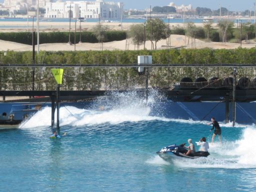 Surf Abu Dhabi, Abu Dhabi, Vereinigte Arabische Emirate, Wellenreiter und Jetski