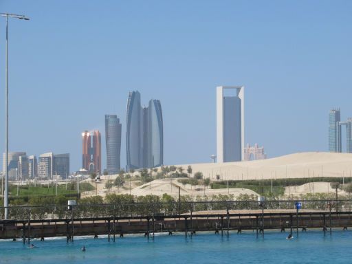 Surf Abu Dhabi, Abu Dhabi, Vereinigte Arabische Emirate, Kulisse mit Etihad Towers