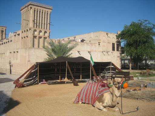 Dubai, Vereinigte Arabische Emirate, Bastakiya, Fotomöglichkeit mit Kamel und Windturm