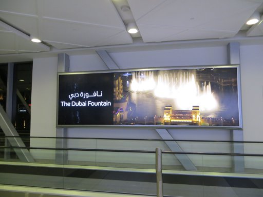 Dubai, Vereinigte Arabische Emirate, Metro Link Rollsteig mit The Dubai Fountain Werbung