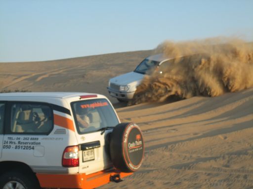 Desert Wüsten Safari, Dubai, Vereinigte Arabische Emirate, Dünenabfahrt im Land Cruiser