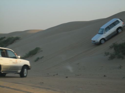 Desert Wüsten Safari, Dubai, Vereinigte Arabische Emirate, langsame Dünenabfahrt im Land Cruiser