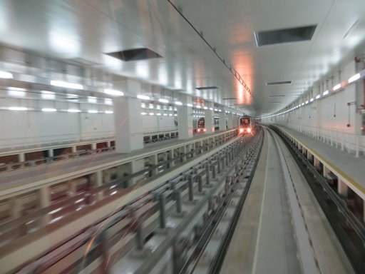 Terminal 3 Concourse A Emirates® Qantas A380 Hub, beleuchteter Tunnel
