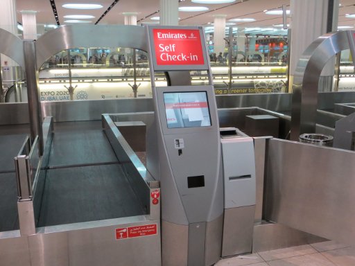Terminal 3 Emirates® vollautomatischer Check–In, vollautomatische Kofferannahme