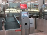 Terminal 3 Emirates® vollautomatischer Check–In, vollautomatische Kofferannahme