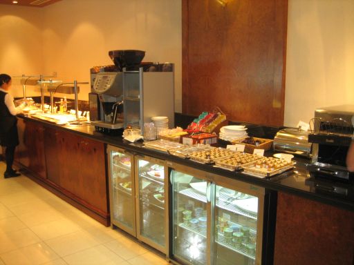 Dubai International Airport Terminal 1, Emirates® Business Lounge Gate 122, Frühstücks Buffet