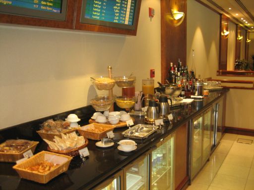 Dubai International Airport Terminal 1, Emirates® Business Lounge Gate 122, Frühstücks Buffet