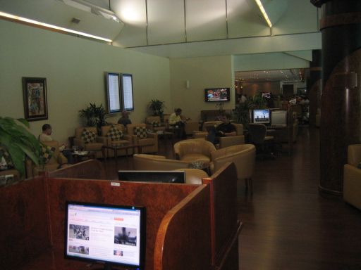 Dubai International Airport Terminal 1, Emirates® Business Lounge Gate 122, Internet PCs im Raucher Bereich