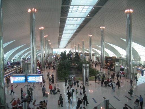 Dubai International Airport Terminal 3, Emirates®, Vereinigte Arabische Emirate, Blick vom Emirates® Courtyard Café in die Halle