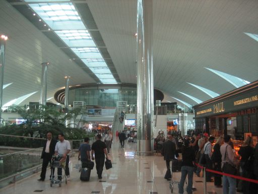 Dubai International Airport Terminal 3, Emirates®, Vereinigte Arabische Emirate, Blick von der Halle Richtung Emirates® Courtyard Café, eine Etage höher