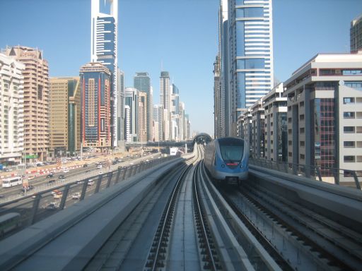 Dubai Metro, Dubai, Vereinigte Arabische Emirate, Zug an der Sheikh Zayed Road