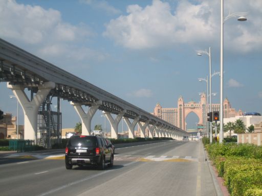 Palm Jumeirah, Dubai, Vereinigte Arabische Emirate, Hauptstrasse, Monorail und Atlantis Hotel im Hintergrund