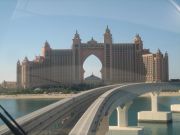 Palm Jumeirah, Dubai, Vereinigte Arabische Emirate, Monorail Ausblick in Fahrtrichtung im Hintergrund Atlantis Hotel