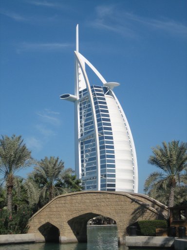 Dubai, Vereinigte Arabische Emirate, Souk Madinat Jumeirah, Blick auf den Burj al Arab