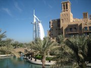 Dubai, Vereinigte Arabische Emirate, Souk Madinat Jumeirah, Außenanlage mit dem Burj al Arab im Hintergrund