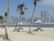 Al Mamzar Park und Strand, Dubai, Vereinigte Arabische Emirate, Sadaf Beach mit Blick auf Sharjah