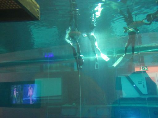 Deep Dive Dubai, Dubai, Vereinigte Arabische Emirate, Freediver an der Wasseroberfläche