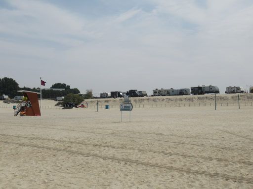 Jebel Ali Beach Camping, Dubai, Vereinigte Arabische Emirate, Aussichtspunkt Rettungsschwimmer Rote Flagge Schwimmen verboten