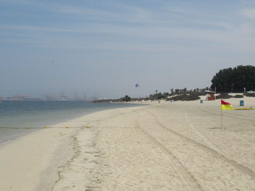 Jebel Ali Beach Camping, Dubai, Vereinigte Arabische Emirate, rot-gelbe Flagge Schwimmen auf eigene Gefahr m&ouml;glich