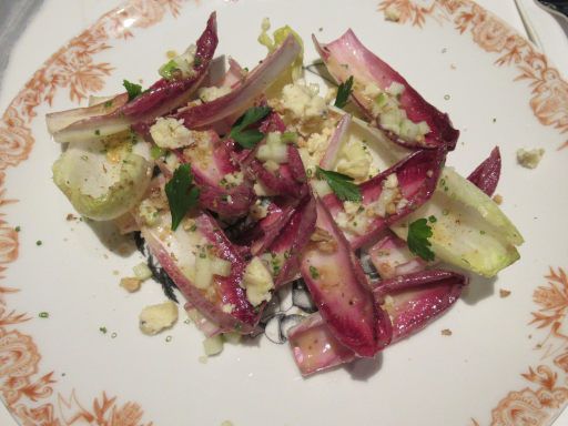 Mama Shelter Hotel, Mamm&rsquo;s Bar, Dubai, Vereinigte Arabische Emirate, Endive Salat mit Walnuss, gebratenen Roquefort K&auml;se und Apfel