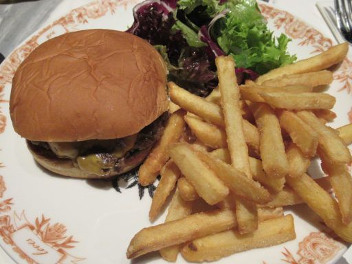 Mama Shelter Hotel, Mamm&rsquo;s Bar, Dubai, Vereinigte Arabische Emirate, Mama Burger mit Wagyu Fleisch, Tomate, Salat und Pommes