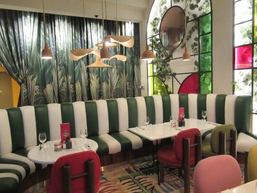 Mama Shelter Hotel, Pizzeria Trattoria, Dubai, Vereinigte Arabische Emirate, Gastraum mit B&auml;nken, Tischen und St&uuml;hlen