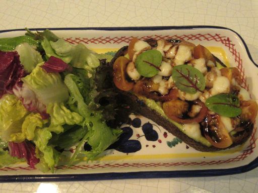 Mama Shelter Hotel, Pizzeria Trattoria, Dubai, Vereinigte Arabische Emirate, Bruschetta mit Balsamico und Salat
