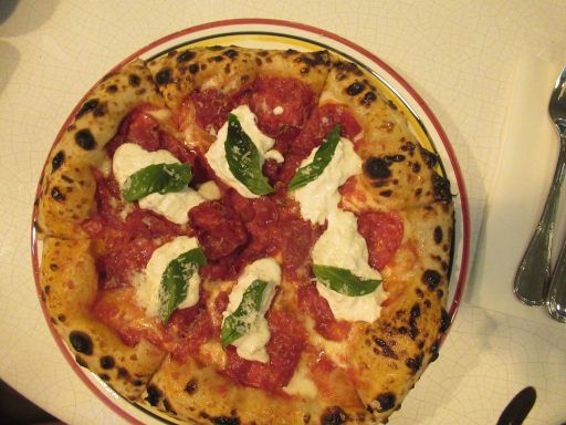 Mama Shelter Hotel, Pizzeria Trattoria, Dubai, Vereinigte Arabische Emirate, Pizza Stracciatella mit Tomate, Mozzarella und Salami