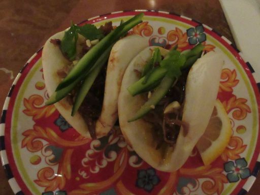 Mama Shelter Hotel, Skypool Bar, Restaurant und Terrasse, Dubai, Vereinigte Arabische Emirate, Duck Bao, Ente mit Hoisin Sauce, Gurken und N&uuml;ssen