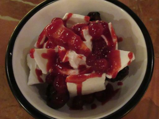 Mama Shelter Hotel, Skypool Bar, Restaurant und Terrasse, Dubai, Vereinigte Arabische Emirate, Raspberry Sorbet mit Meringue
