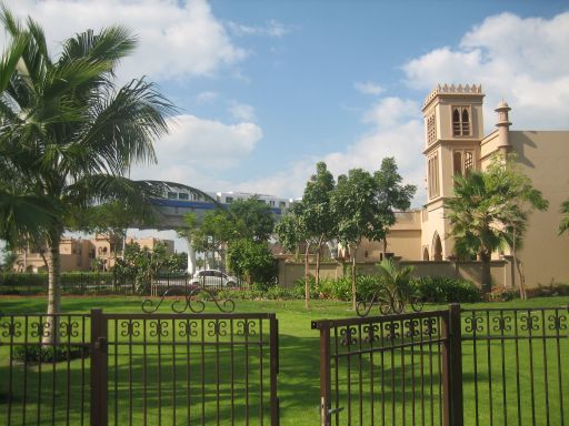 Palm Jumeirah, Dubai, Vereinigte Arabische Emirate, luxuri&ouml;se Reihenh&auml;user, im Hintergrund der Monorail im Jahr 2010