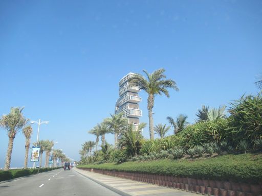Palm Jumeirah, Dubai, Vereinigte Arabische Emirate, Atlantis The Royal Hotel, Au&szlig;enansicht von der Stra&szlig;e im M&auml;rz 2025