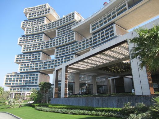 Palm Jumeirah, Dubai, Vereinigte Arabische Emirate, Atlantis The Royal Hotel, Au&szlig;enansicht Auffahrt zur Empfangshalle im M&auml;rz 2025