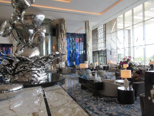 Palm Jumeirah, Dubai, Vereinigte Arabische Emirate, Atlantis The Royal Hotel, Empfangshalle im M&auml;rz 2025