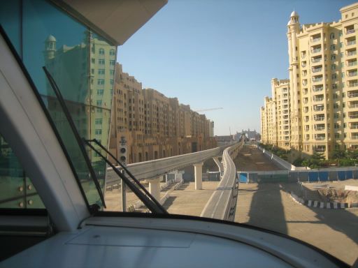 Palm Jumeirah Monorail, Dubai, Vereinigte Arabische Emirate, Fahrt zwischen Apartmenthochh&auml;usern