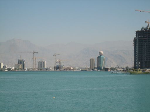 Ras Al Khaimah, Vereinigte Arabische Emirate, Skyline im Hafengebiet mit Etisalat Gebäude im Hintergrund