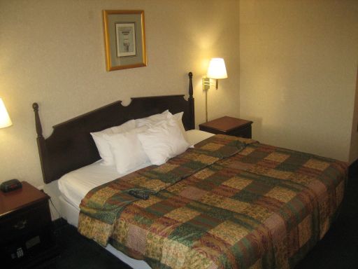 Days Inn, Romulus Airport, Michigan, USA, Zimmer 1310 mit Queensize Bett und vier Kopfkissen